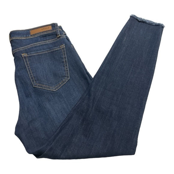 MS. CELLO PLUS
SIZE MID-RISE
FRAYED HEM CROP
SKINNY DENIM Size 7 - Picture 5 of 12